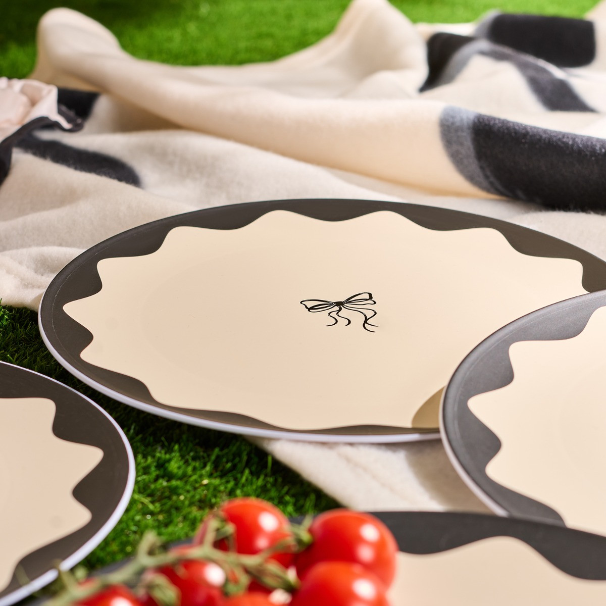 OHS Bow Print Picnic Plates, Monochrome - 4 Pack>