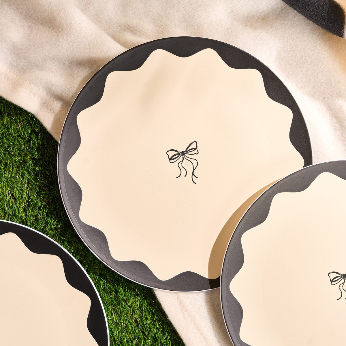 OHS Bow Print Picnic Plates, Monochrome - 4 Pack>