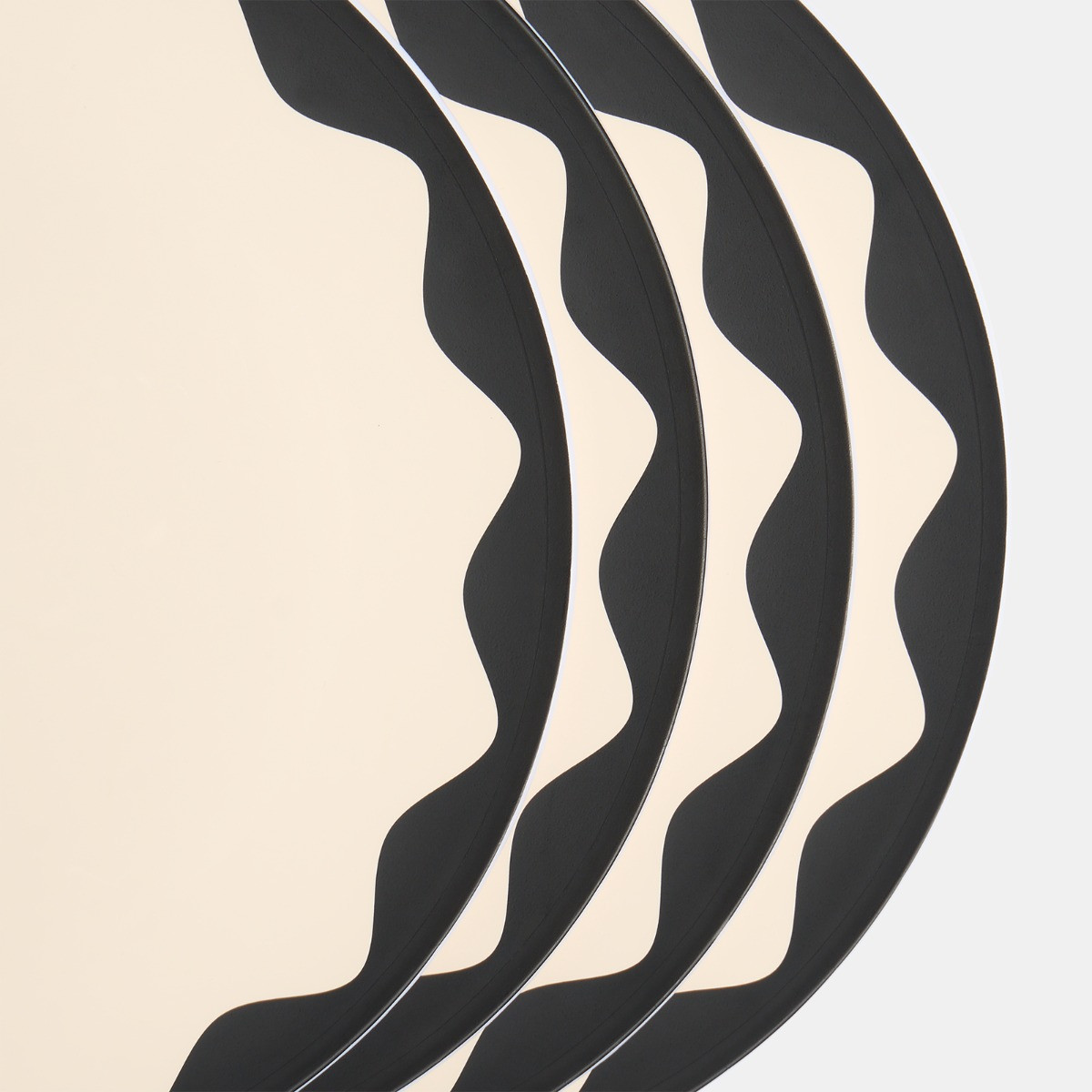 OHS Bow Print Picnic Plates, Monochrome - 4 Pack>