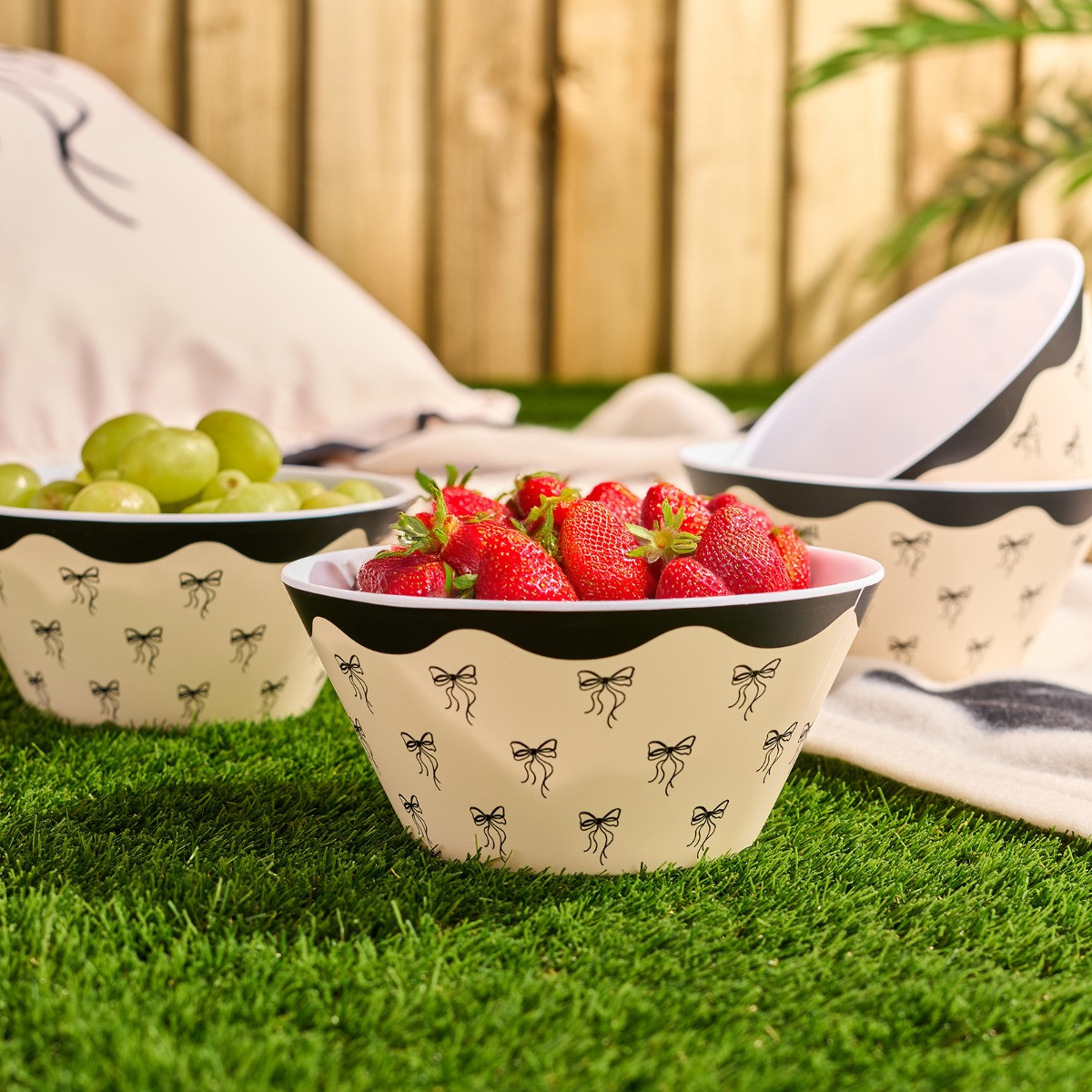 OHS Bow Print Picnic Bowls, Monochrome - 4 Pack>