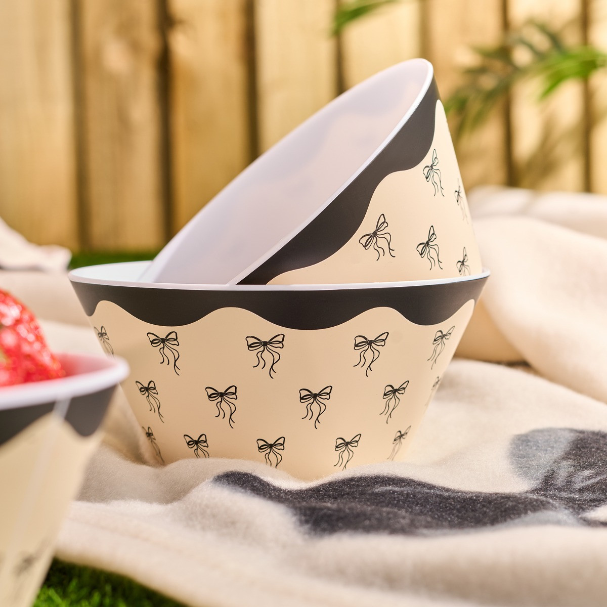 OHS Bow Print Picnic Bowls, Monochrome - 4 Pack>