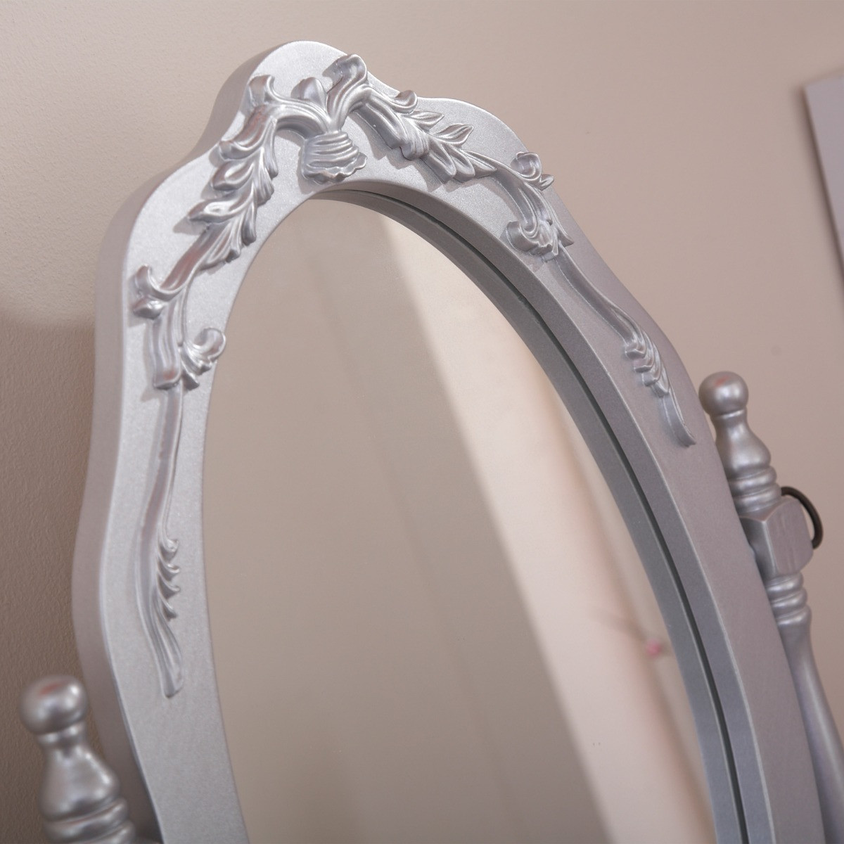 Lumberton Dresser with Stool - Silver>