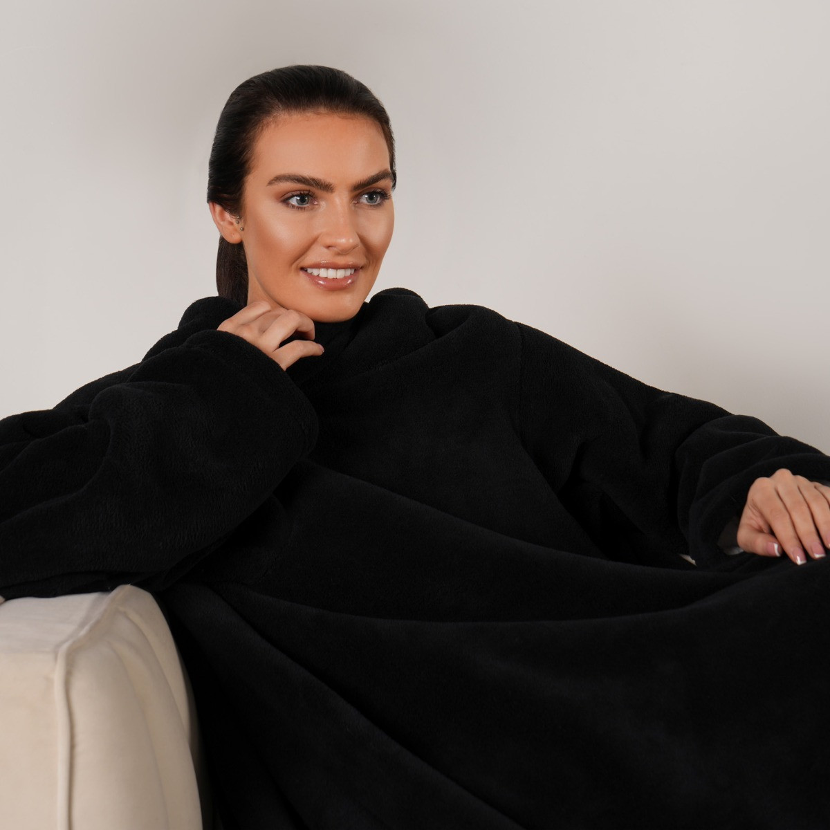 OHS Sherpa Wearable Blanket With Sleeves - Black>