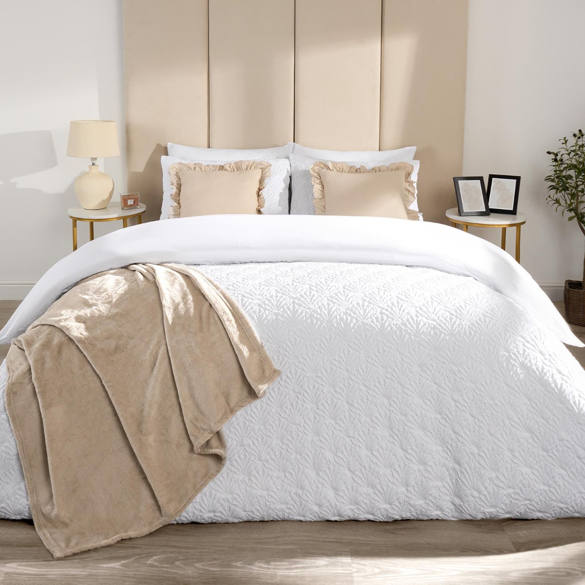 OHS Maya Geometric Embossed Duvet Set, White - Double>