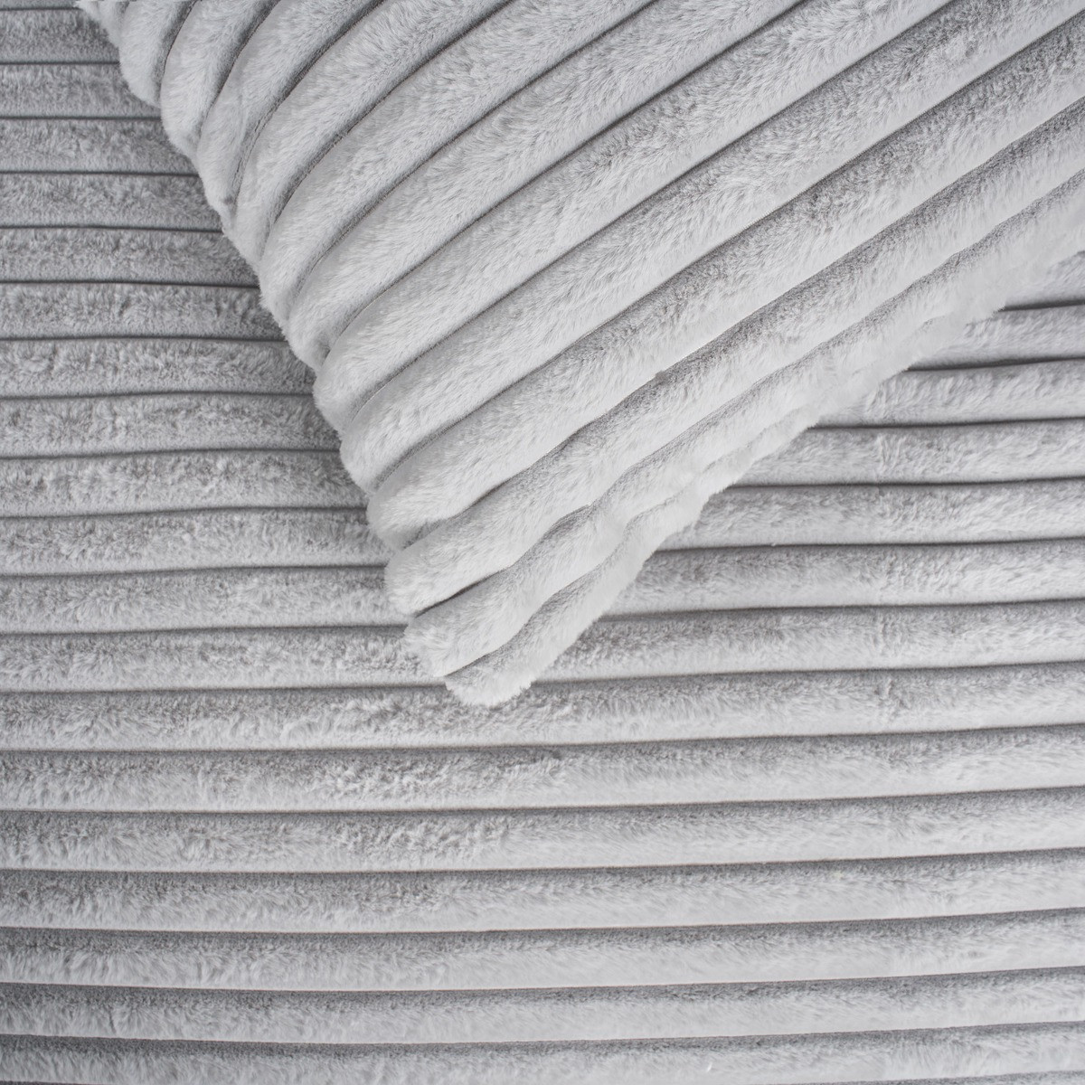 OHS Ribbed Faux Fur Duvet Set, Silver - King>