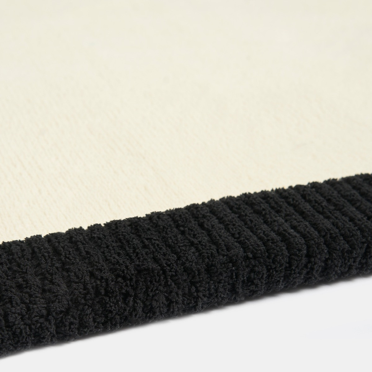 OHS Contrast Border Rug - Cream/ Black>