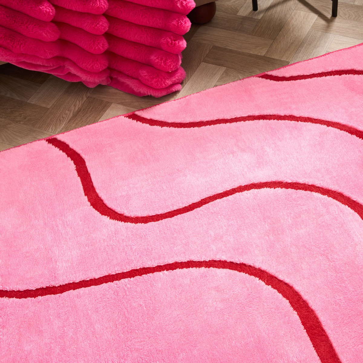 OHS Contrast Tufted Wave Rug - Pink/Red>