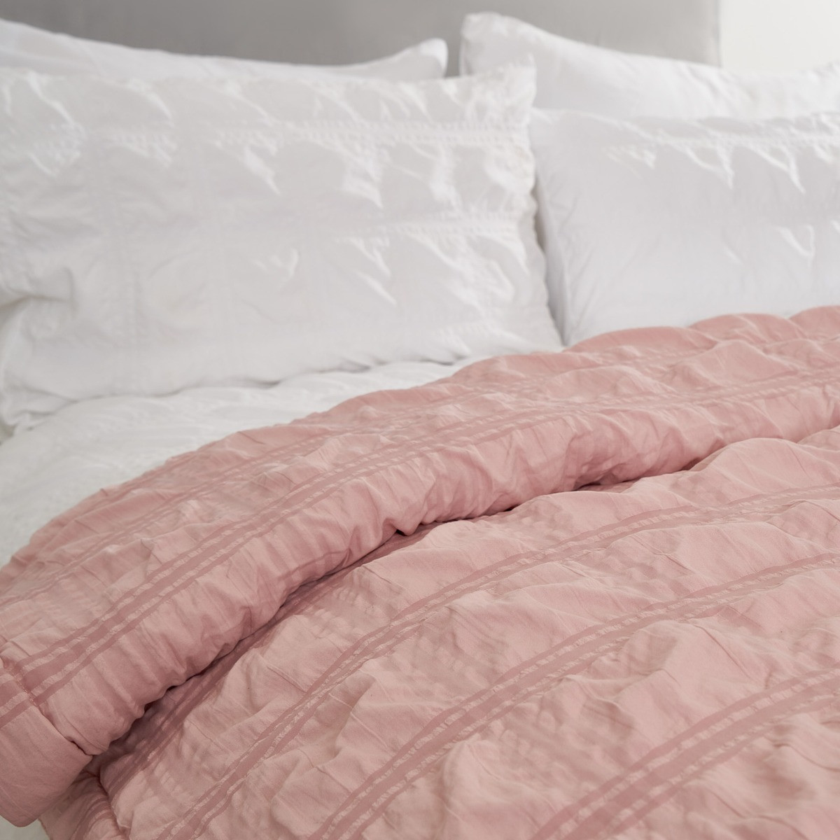 Sienna Seersucker Bedspread Throw - Blush>
