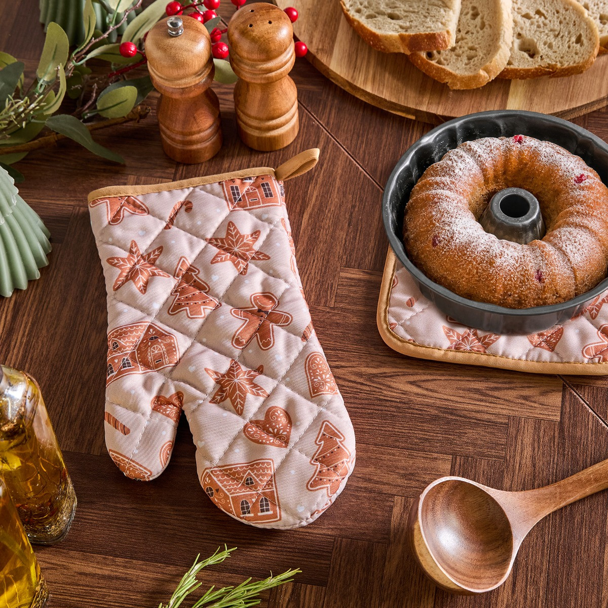 OHS Gingerbread Print Oven Mit & Pot Stand Set - Brown>
