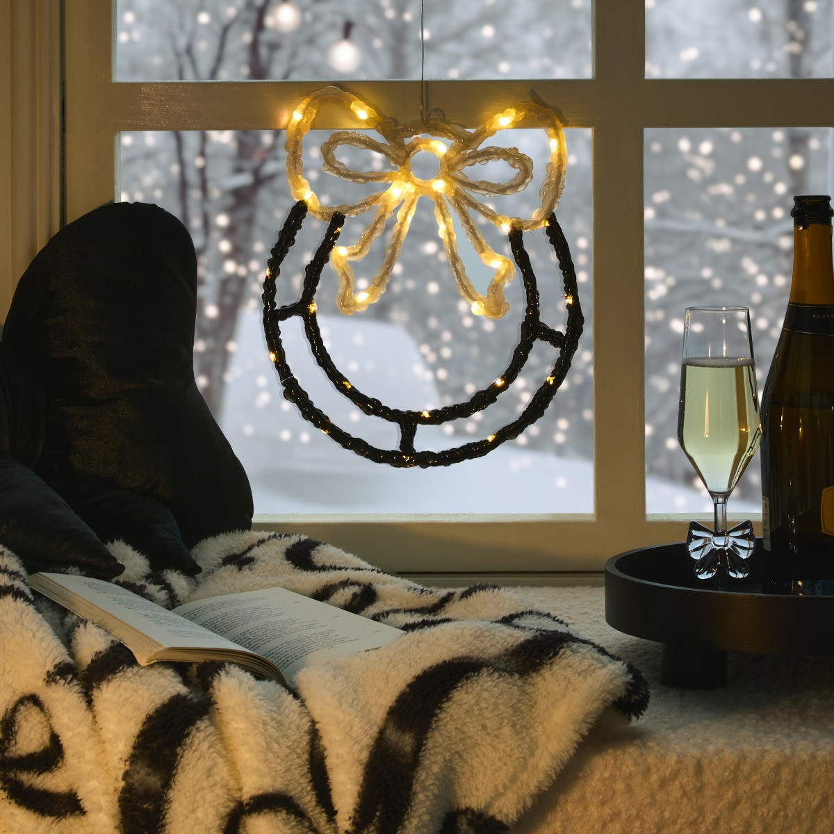 OHS LED Bow Wreath - Cream/Black>