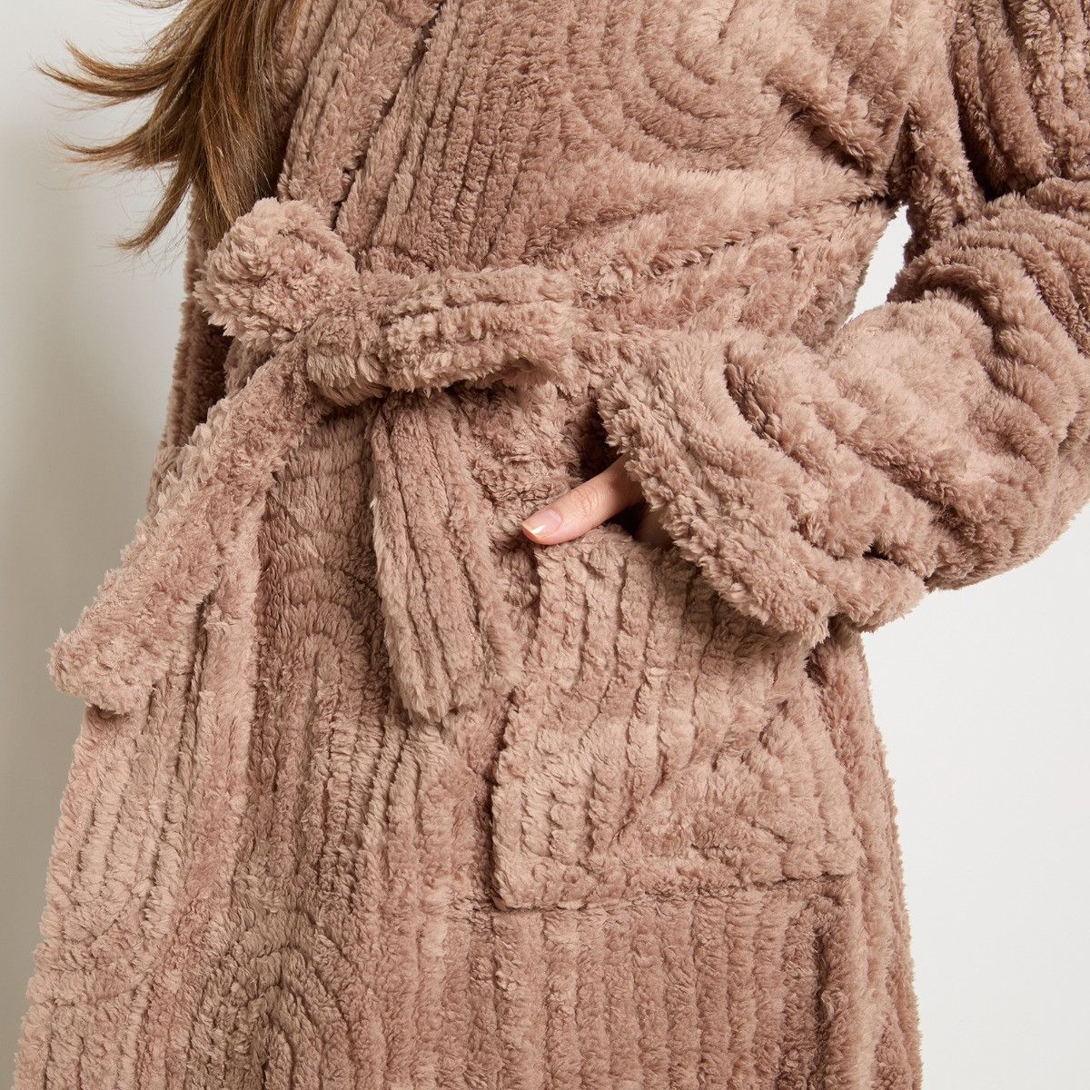 OHS Tufted Arches Fleece Dressing Gown, Adults - Coffee>