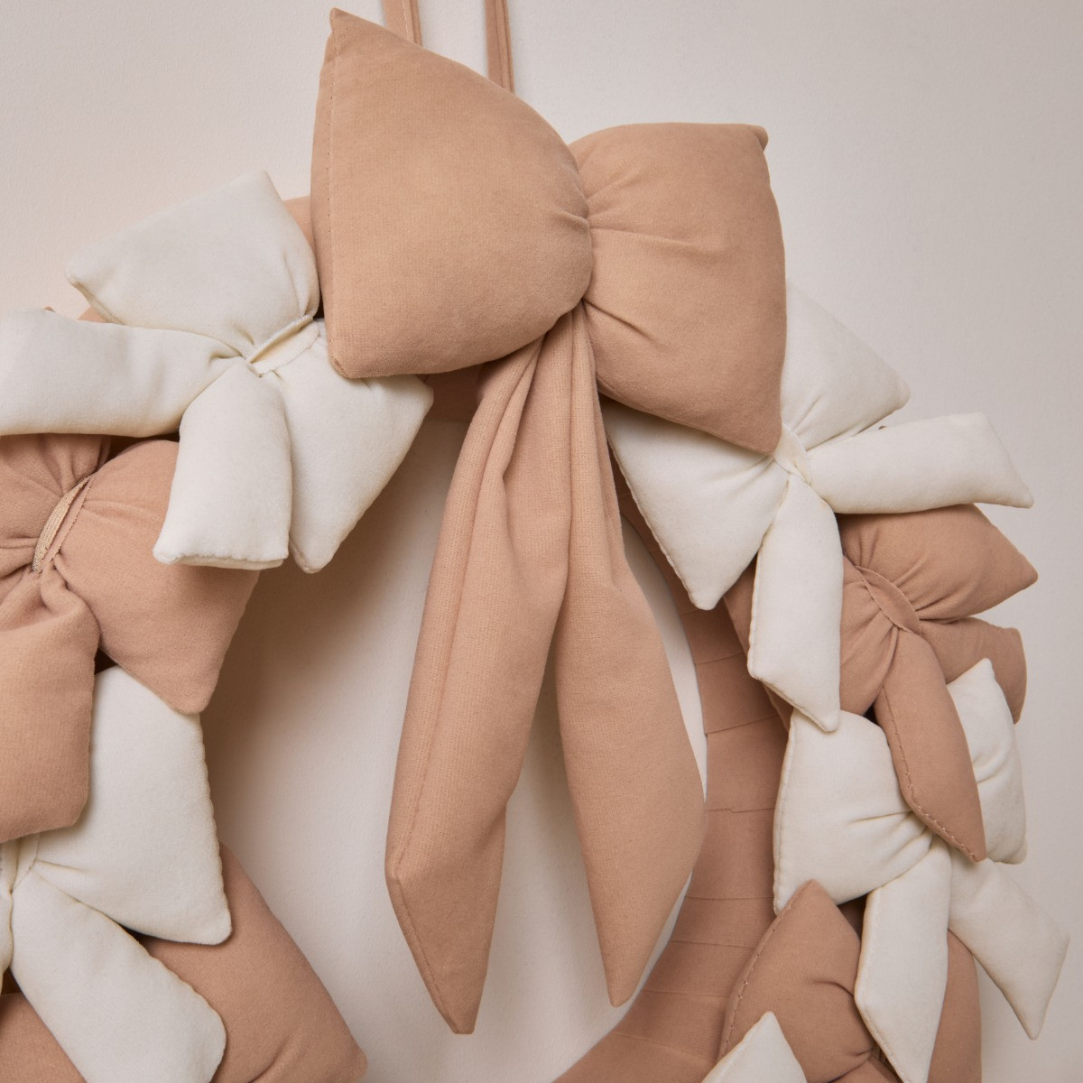 OHS Bow Wreath - Cream/Natural>