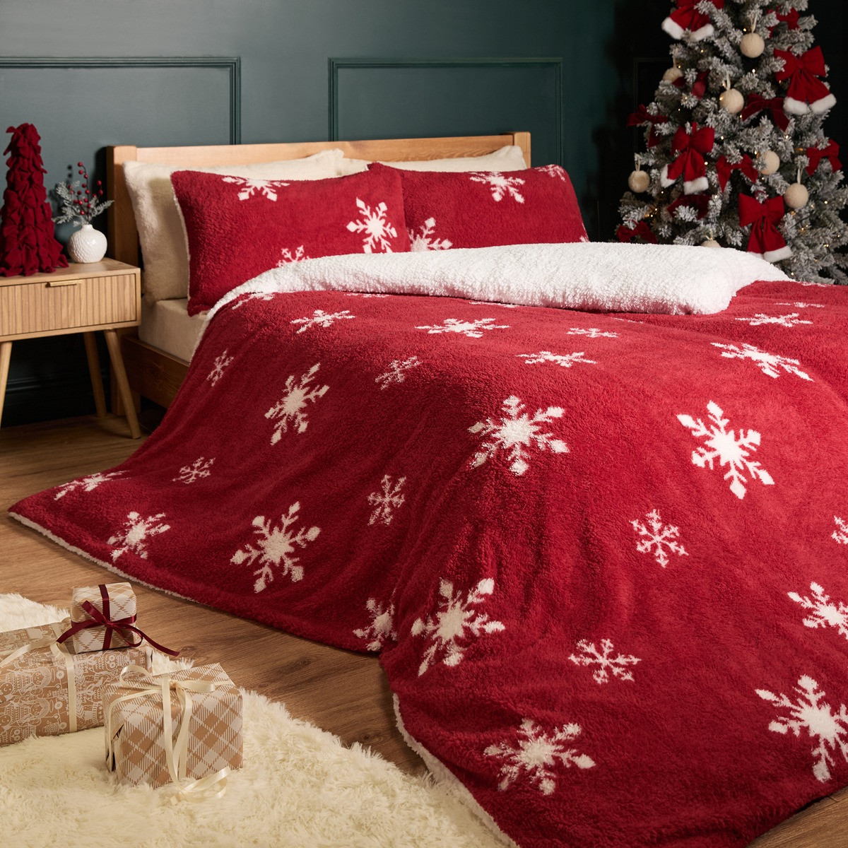 OHS Snowflake Teddy Duvet Set - Red >