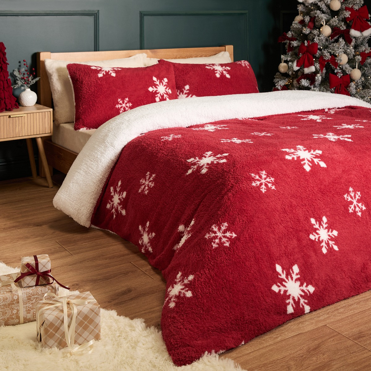 OHS Snowflake Teddy Duvet Set - Red >