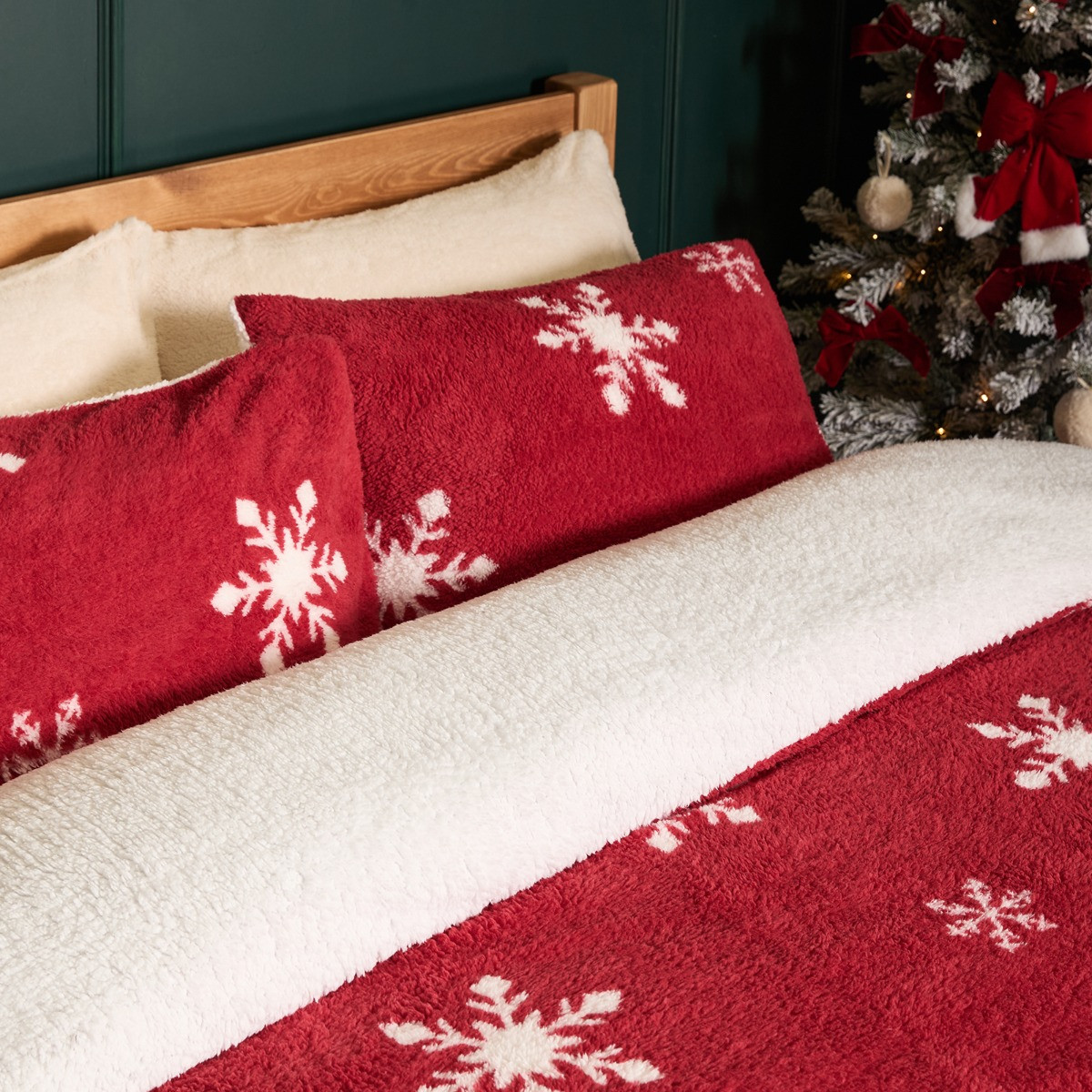 OHS Snowflake Teddy Duvet Set - Red >