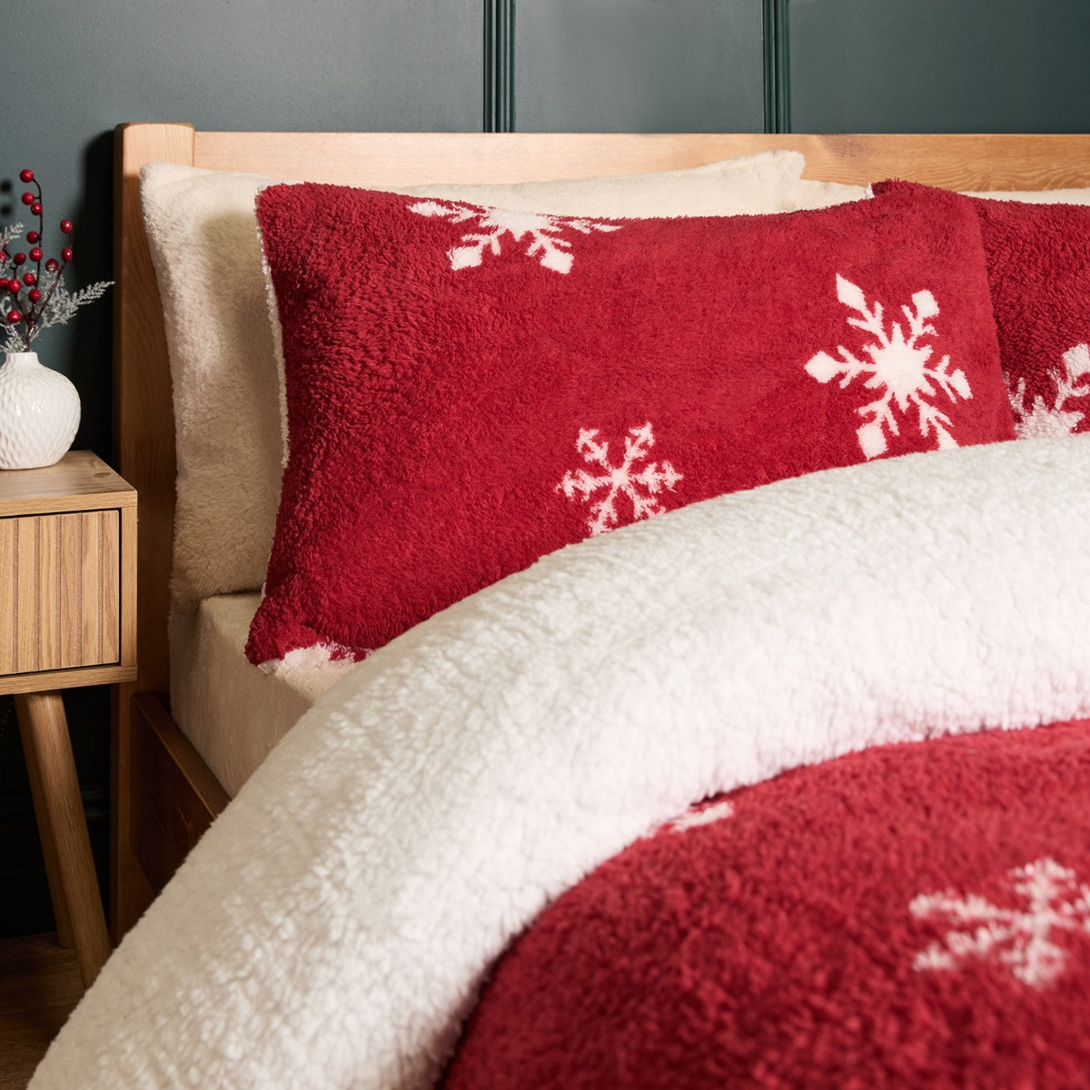 OHS Snowflake Teddy Duvet Set - Red >