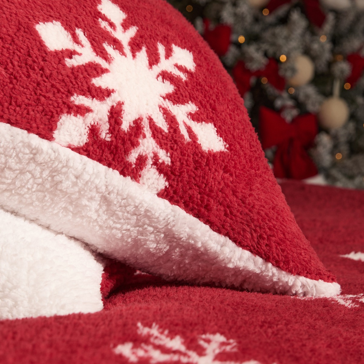 OHS Snowflake Teddy Duvet Set - Red >