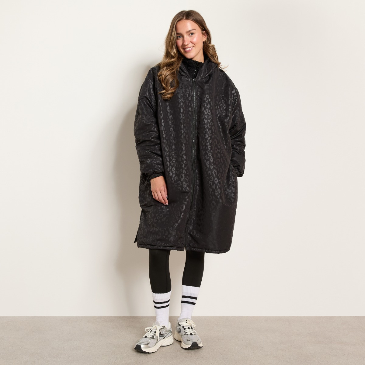 OHS Adults Water Resistant Leopard Print Sherpa Drying Robe - Black>