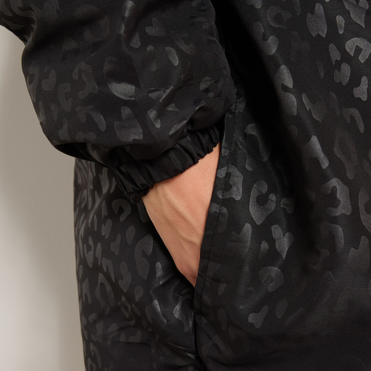 OHS Adults Water Resistant Leopard Print Sherpa Drying Robe - Black>