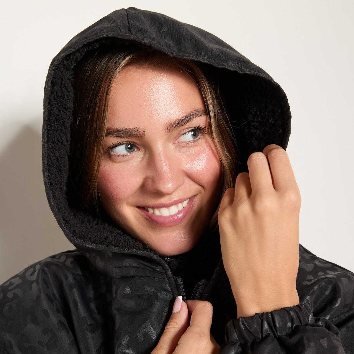 OHS Adults Water Resistant Leopard Print Sherpa Drying Robe - Black>