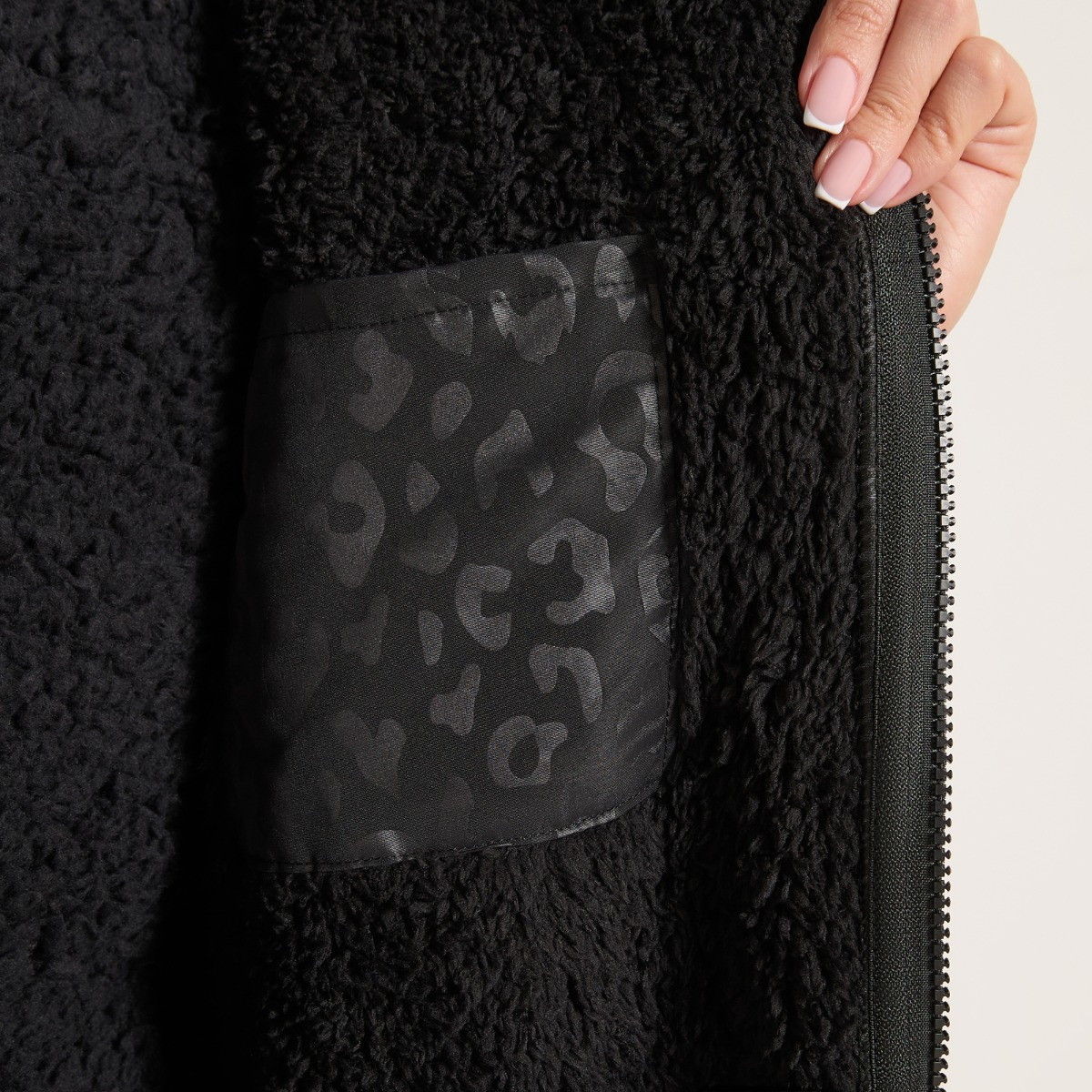 OHS Adults Water Resistant Leopard Print Sherpa Drying Robe - Black>
