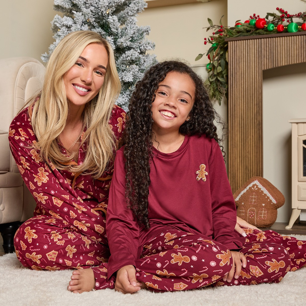 OHS Supersoft Kids Christmas Gingerbread Pyjama Set - Burgundy>