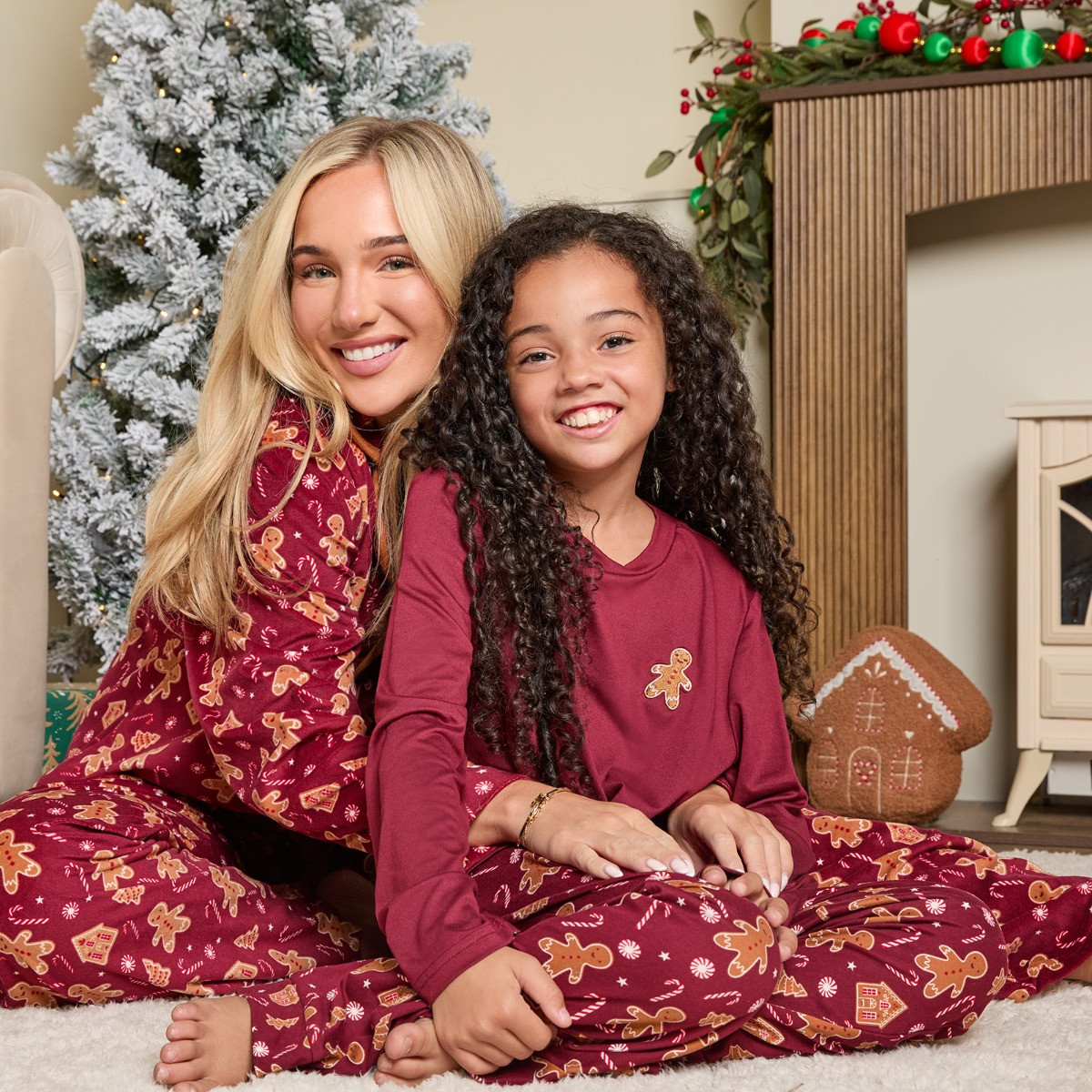 OHS Gingerbread Man Print Matte Velvet Button Through Pyjama Set - Burgundy>