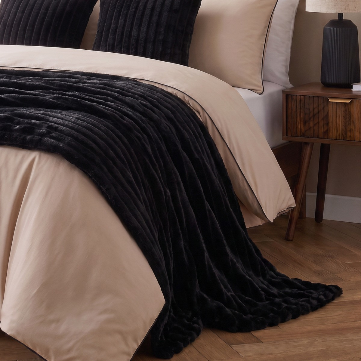 OHS Jumbo Faux Fur Ribbed Throw - Black>