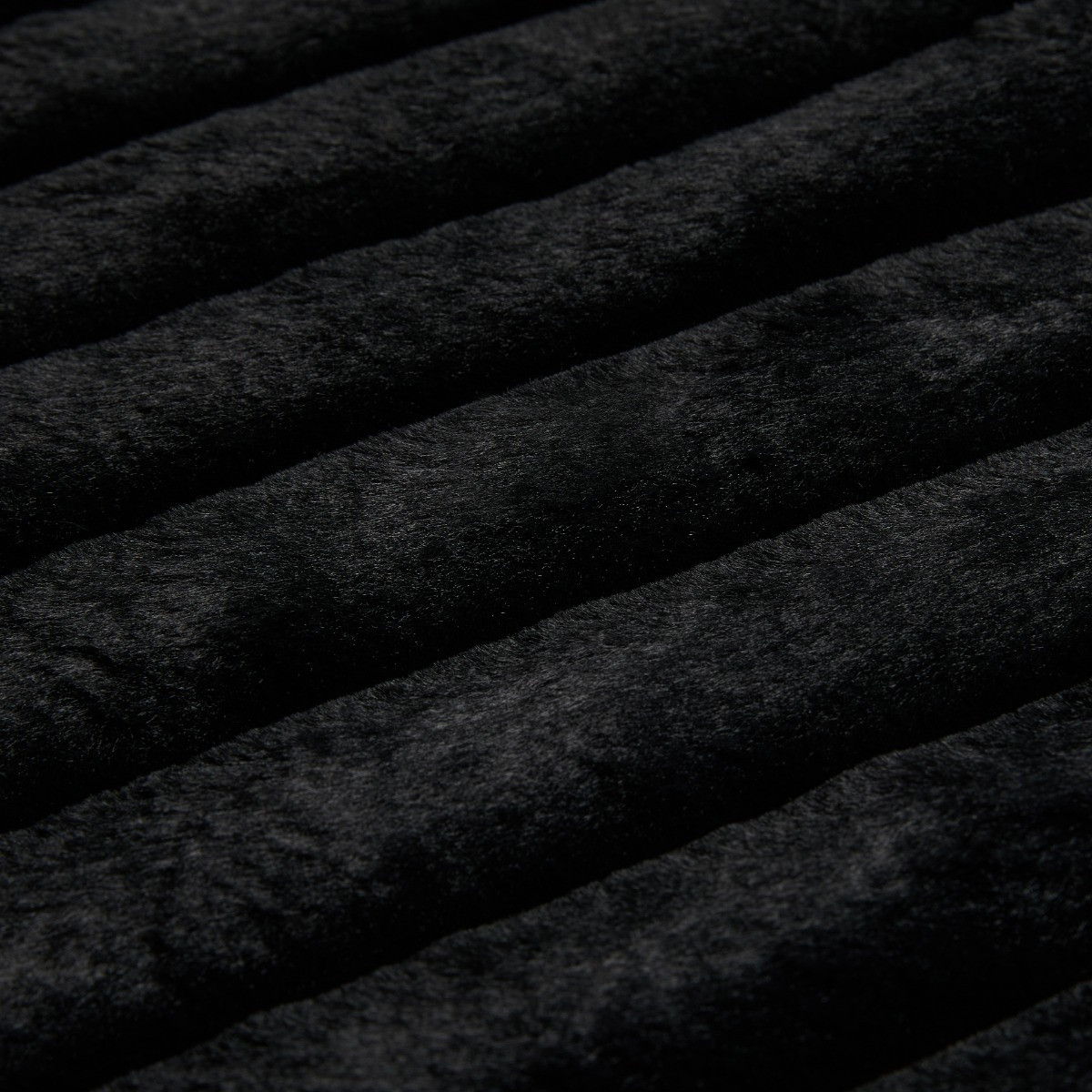 OHS Jumbo Faux Fur Ribbed Throw - Black>