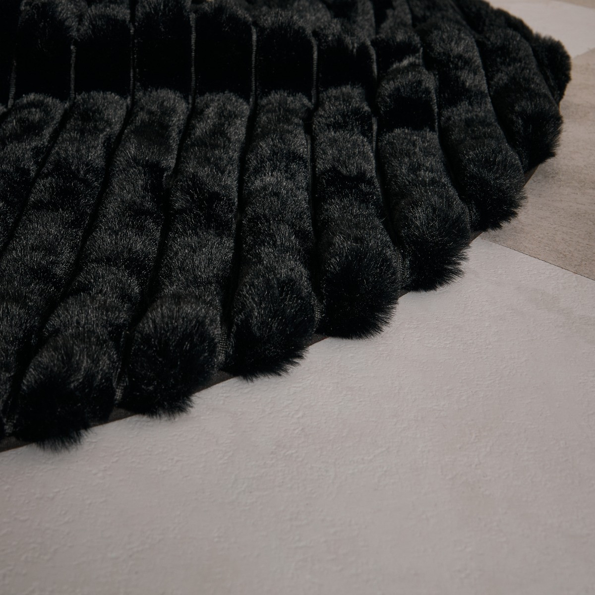 OHS Ribbed Faux Fur Christmas Tree Skirt - Black>