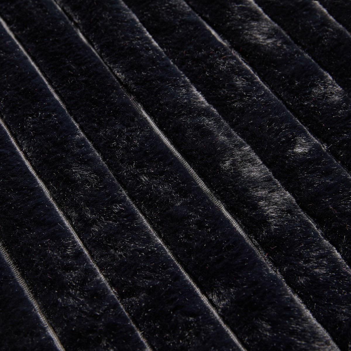 OHS Ribbed Faux Fur Christmas Tree Skirt - Black>