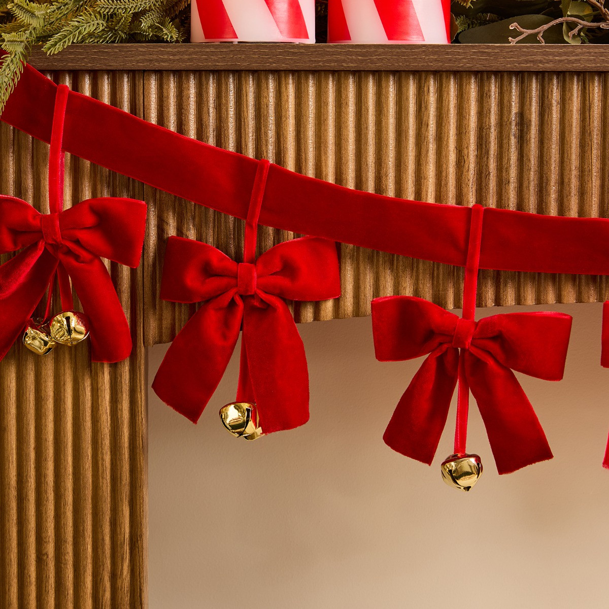 OHS Velvet Bow Bells Garland, Red - 1.1m>
