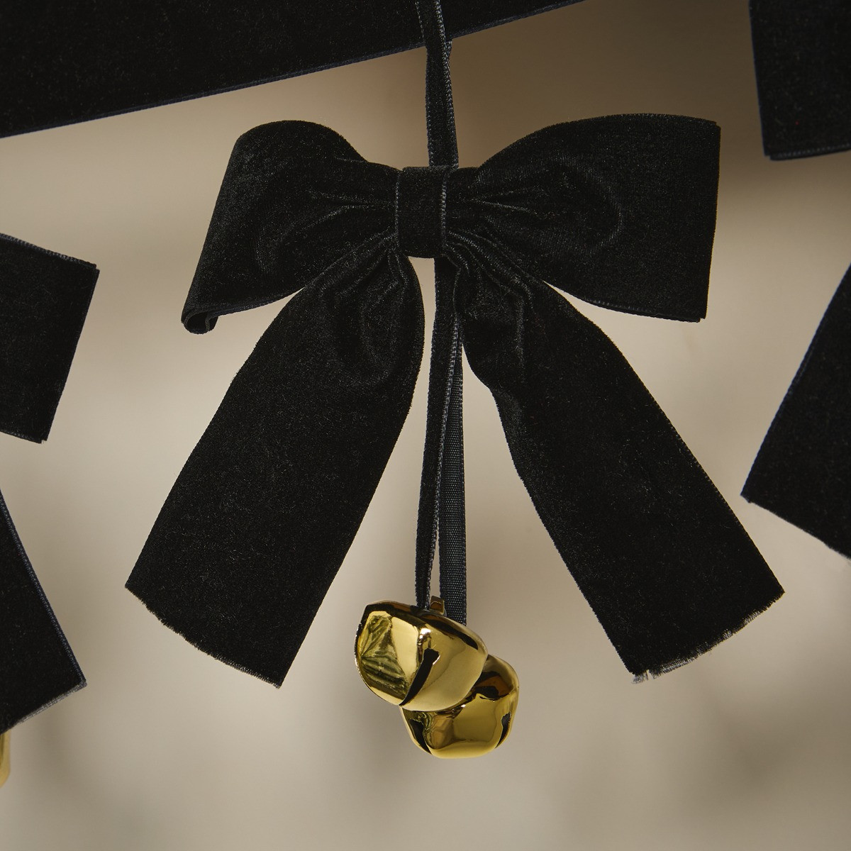 OHS Velvet Bow Bells Garland, Black - 1.1m>