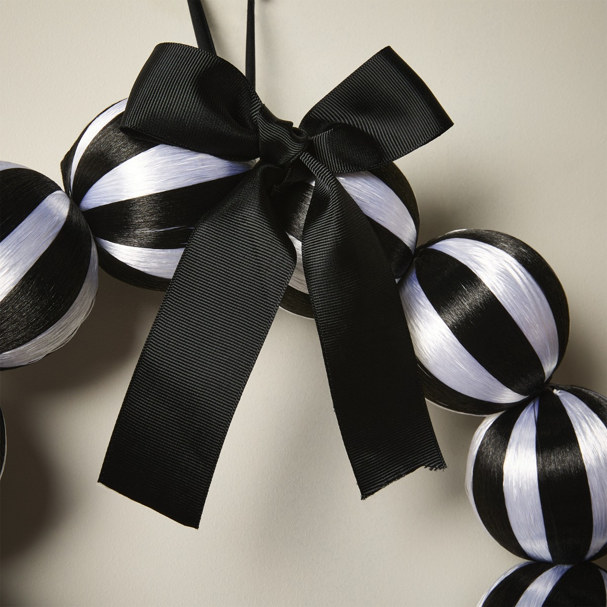 OHS Bauble Wreath - Monochrome>