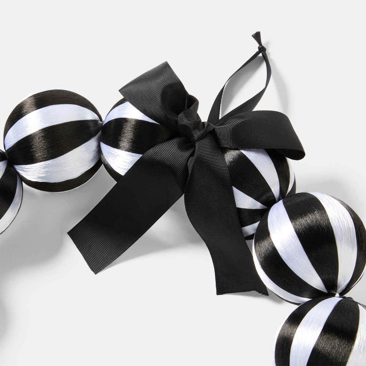 OHS Bauble Wreath - Monochrome>