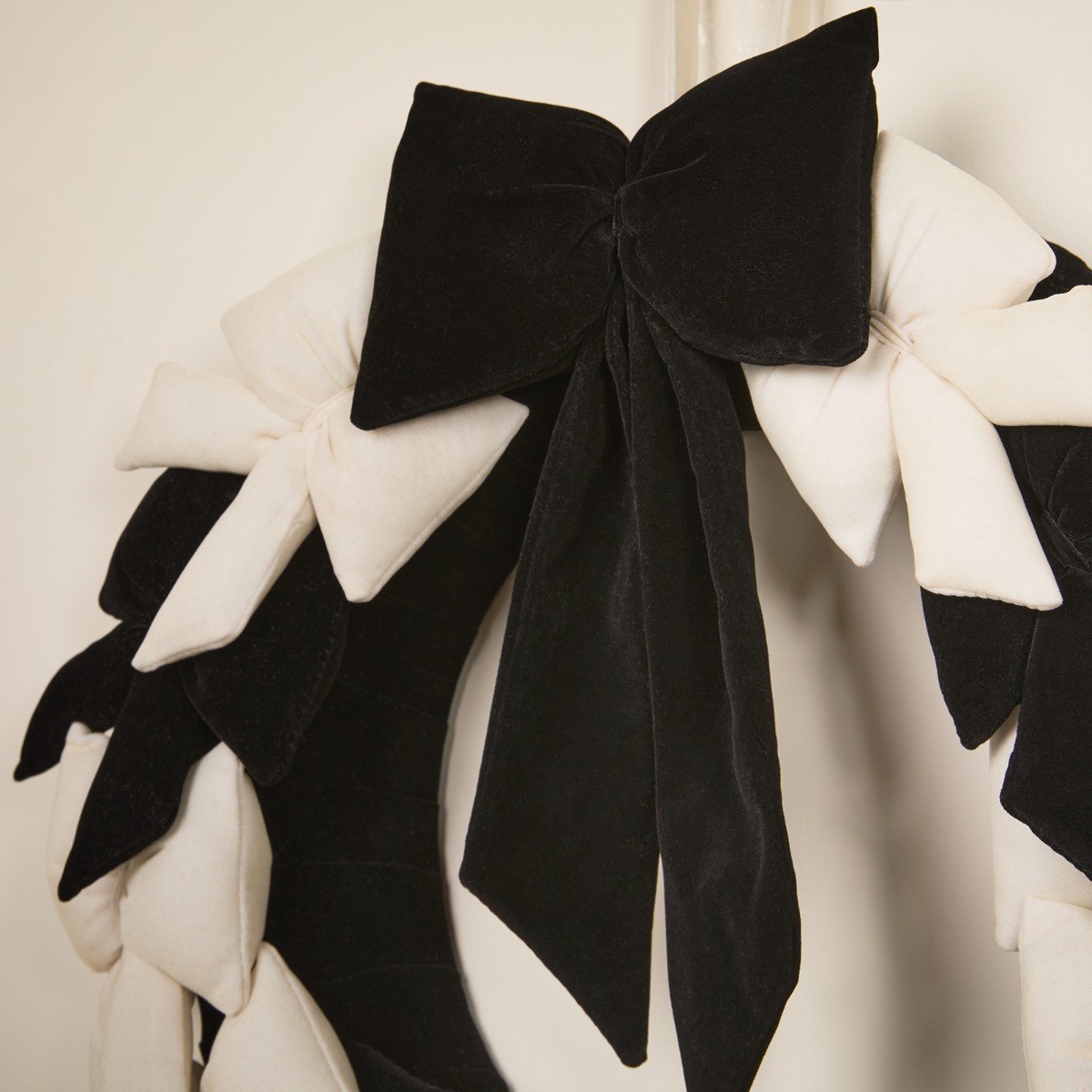 OHS Bow Wreath - Monochrome>