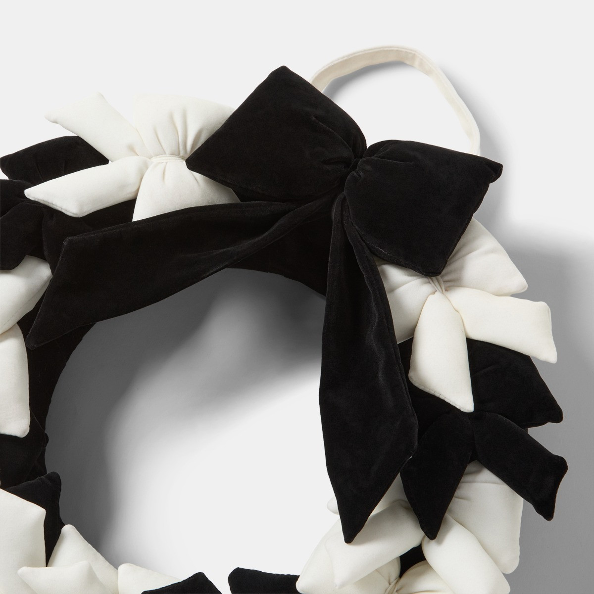 OHS Bow Wreath - Monochrome>