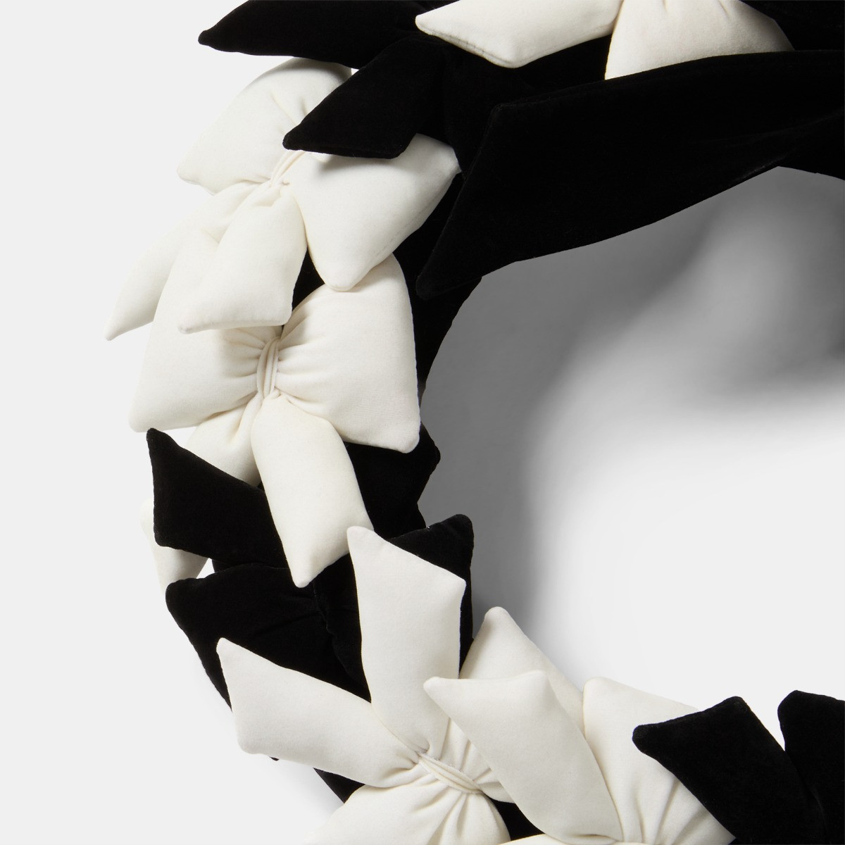 OHS Bow Wreath - Monochrome>