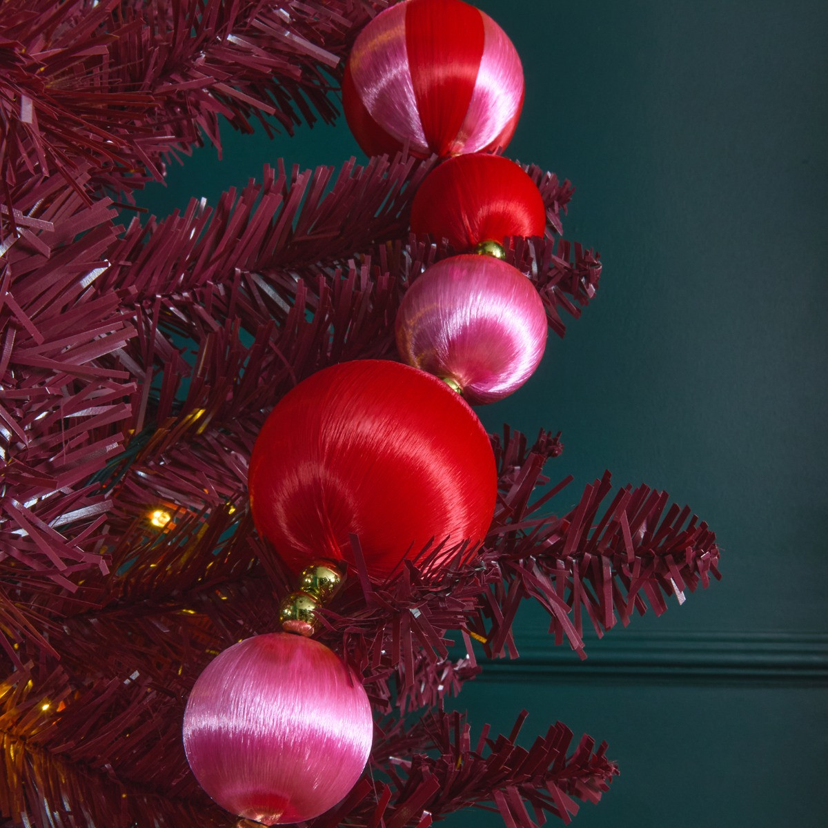 OHS 8 Pack Striped Baubles & Garland Set - Pink/Red>