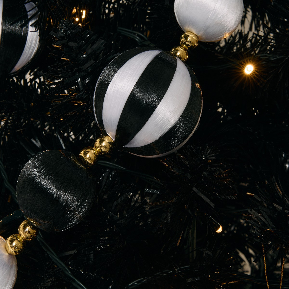 OHS 8 Pack Striped Baubles & Garland Set - Monochrome>
