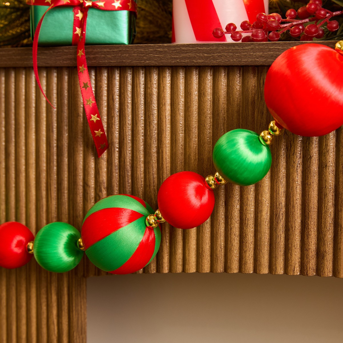 OHS 8 Pack Striped Baubles & Garland Set - Red/Green>