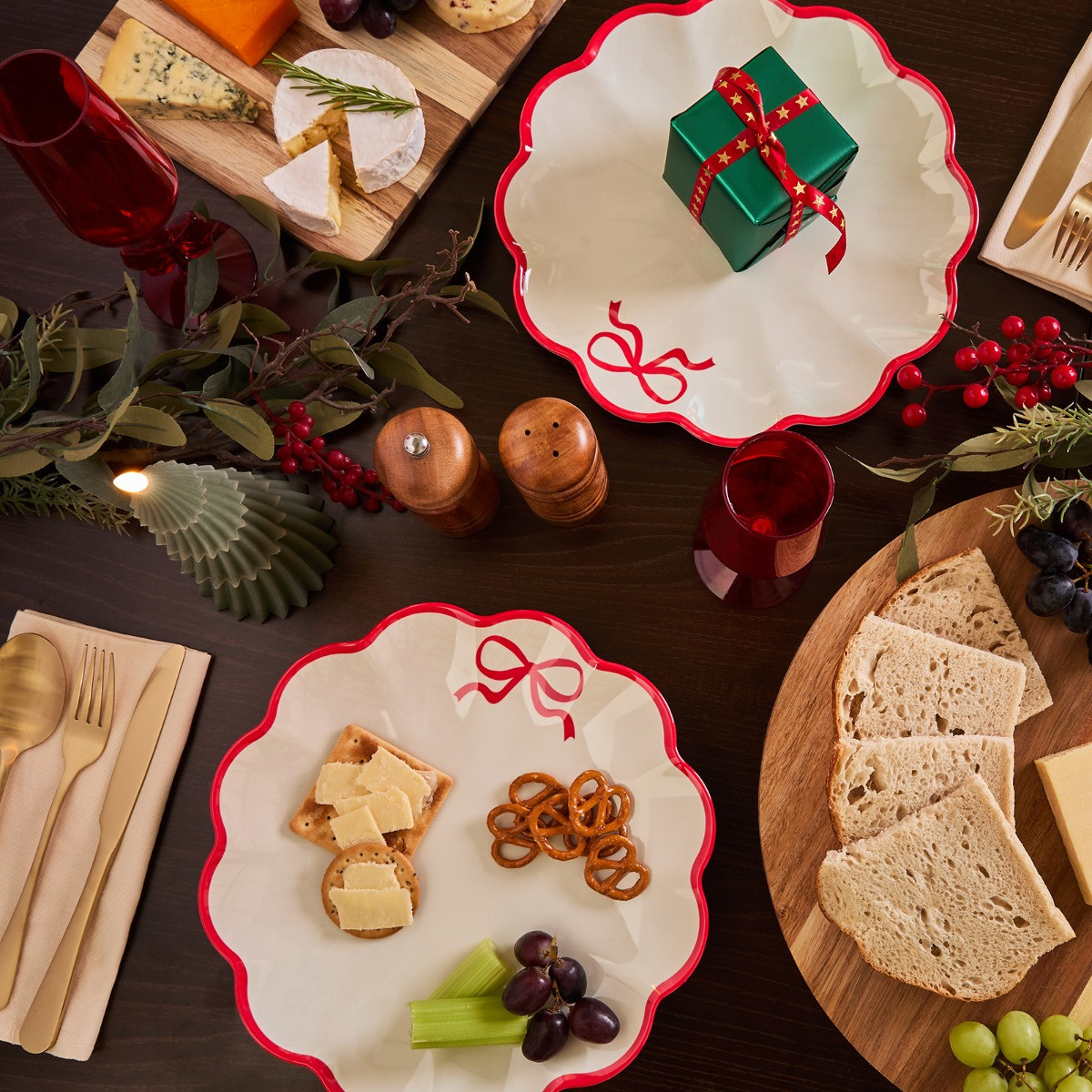 OHS 2 Pack Bow Scalloped Plate - Red/White>