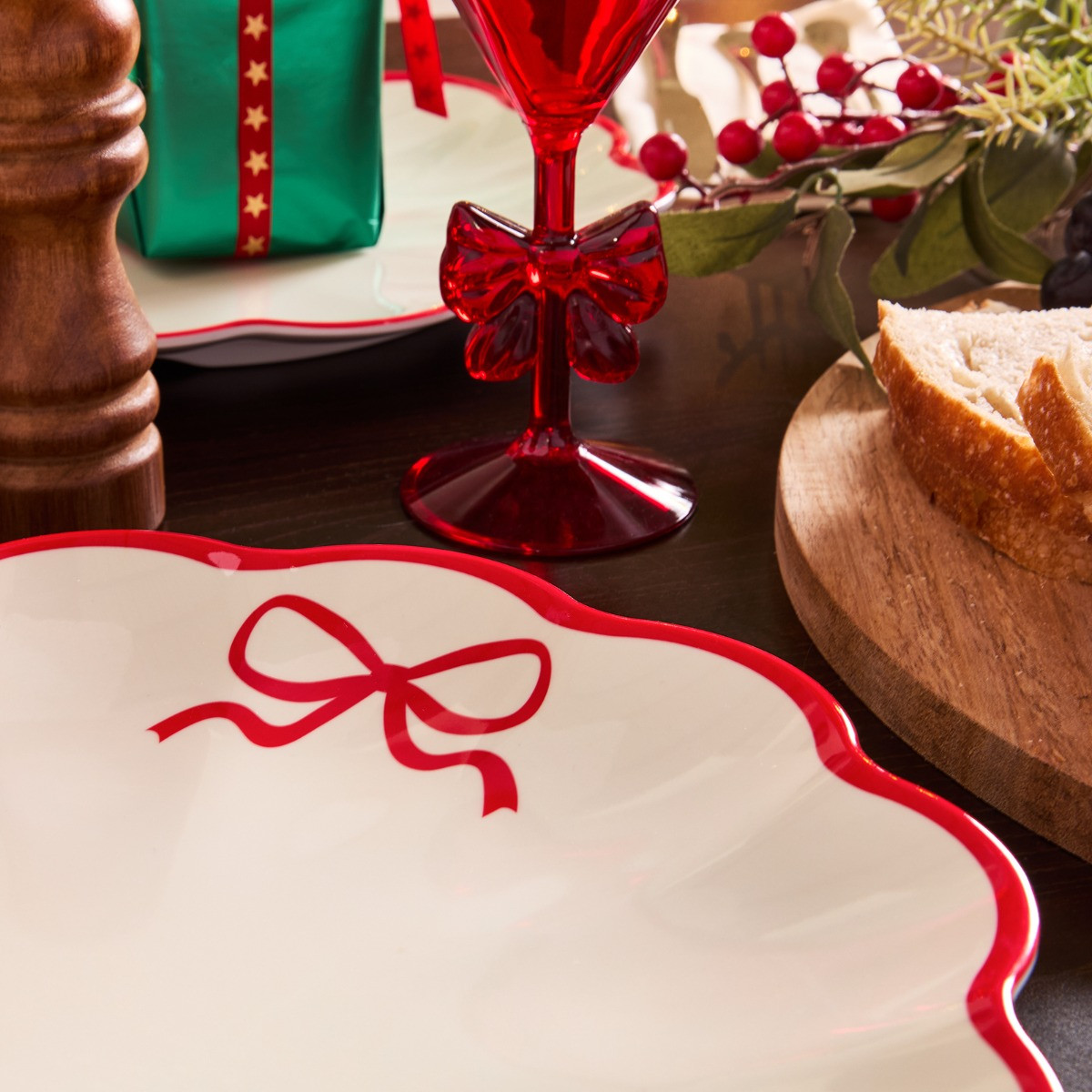 OHS 2 Pack Bow Scalloped Plate - Red/White>