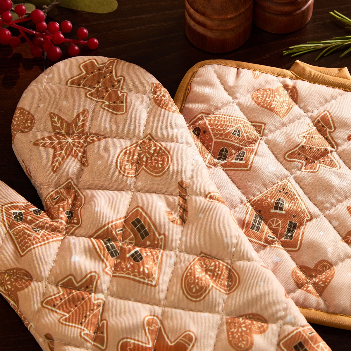 OHS Gingerbread Print Oven Mit & Pot Stand Set - Brown>