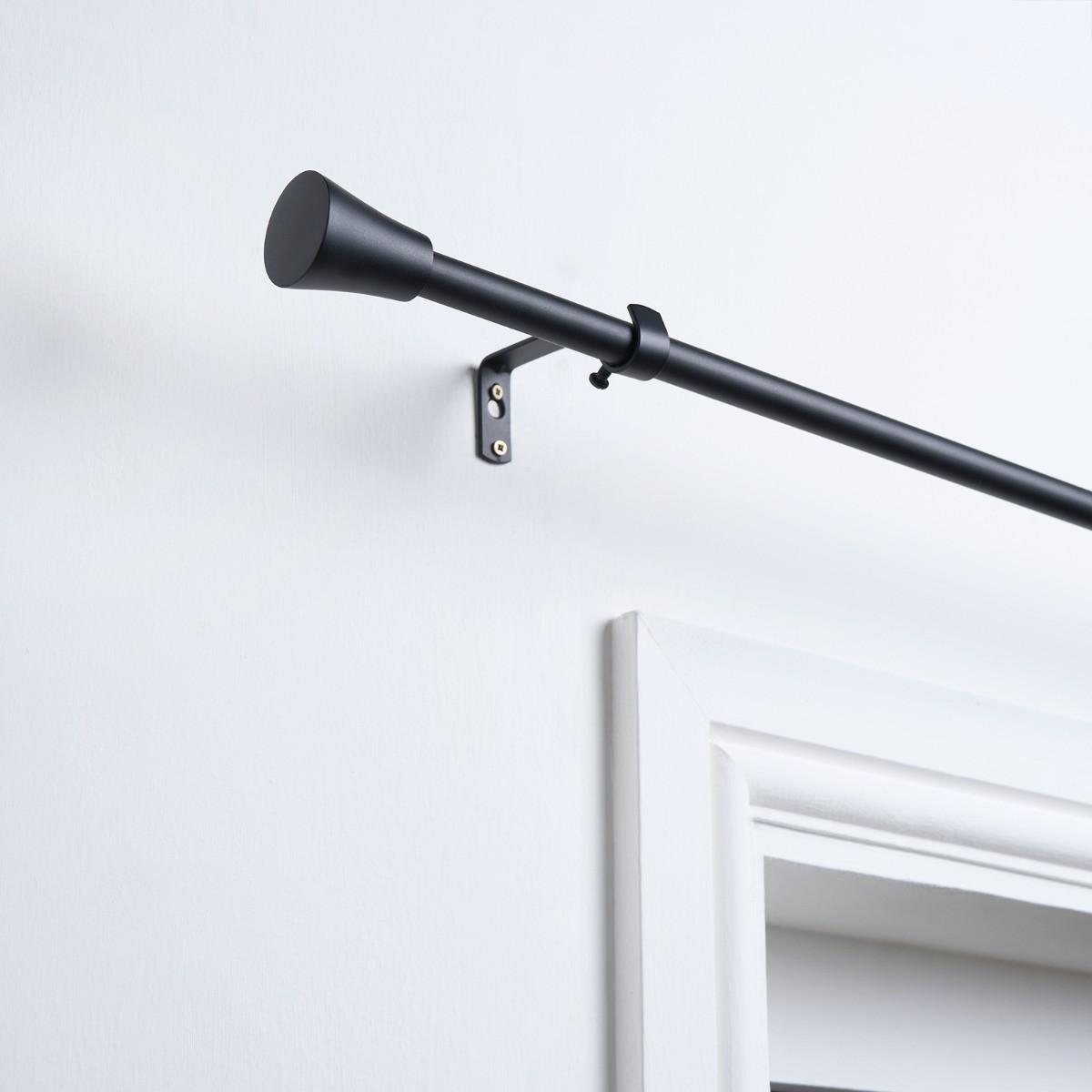 OHS Trumpet Extendable Curtain Pole - Black>