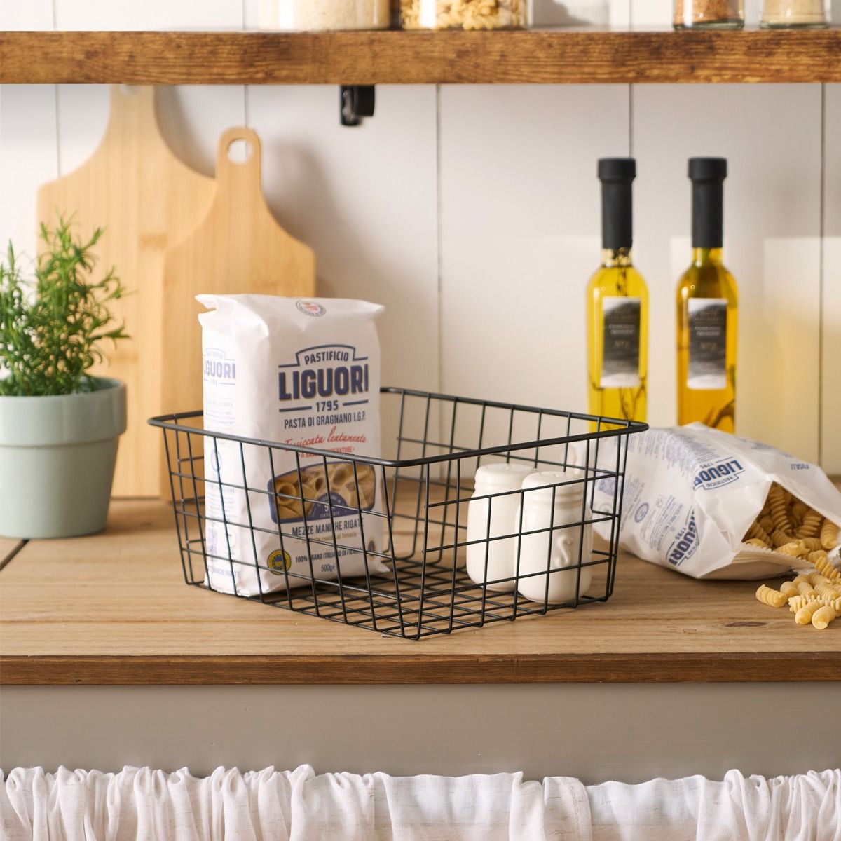 Black wire basket 2025